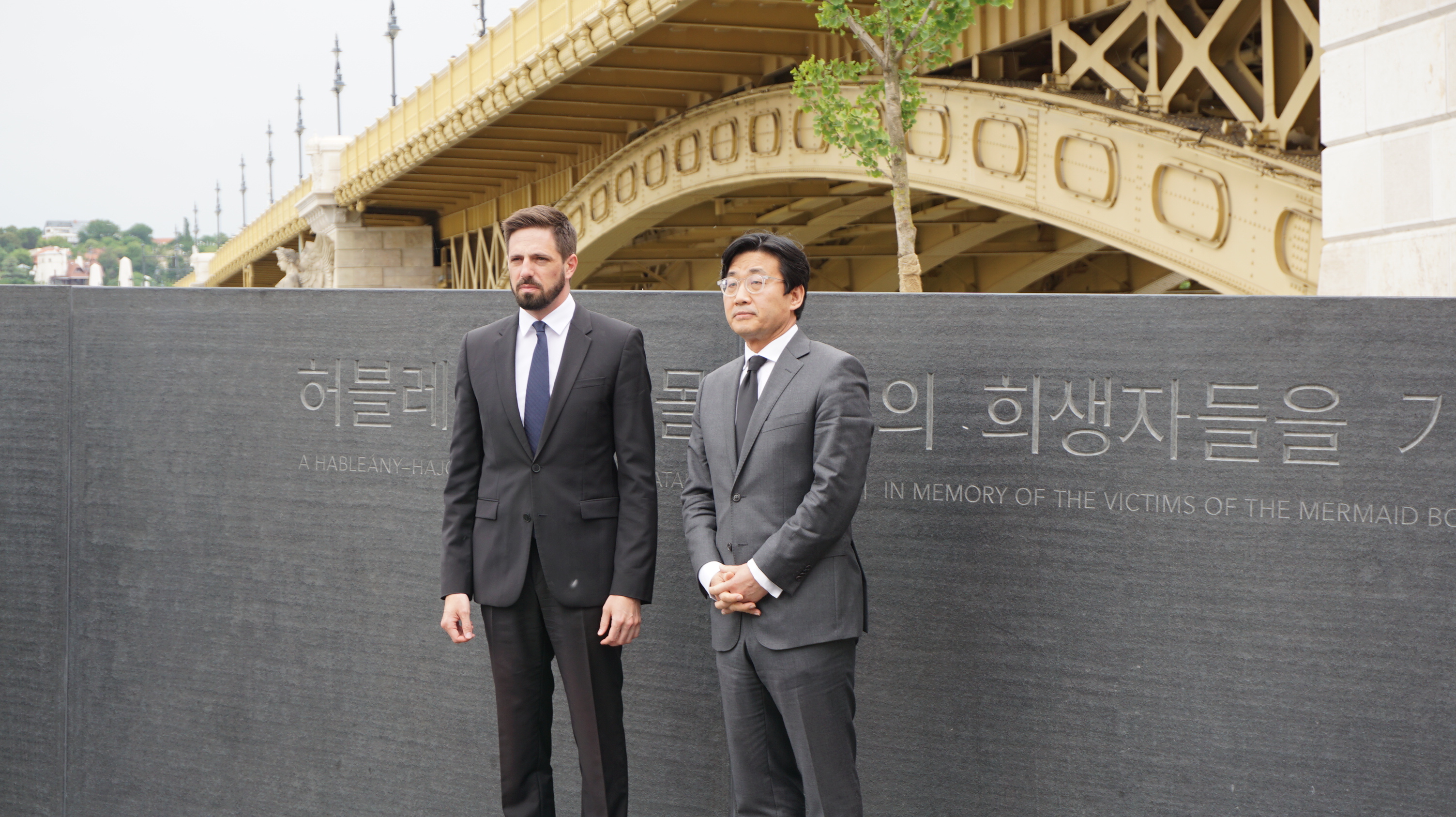 헝가리를 방문 중인 최종문(오른쪽) 외교부 2차관이 31일(현지시간) 선박 사고 2주기를 맞아 열린 추모조형물 제막식 행사에 참석해 기념사진을 찍고 있다. 외교부 제공