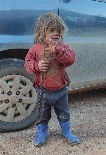 6살의 시리아 난민 소녀 날라 알 오트만이 영양실조로 숨지기 몇 달 전 손에 쇠사슬을 들고 서 있다. 시리아인권관측소(SOHR) 제공