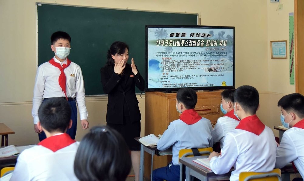 코로나19 방역 교육받는 북한 중학생들