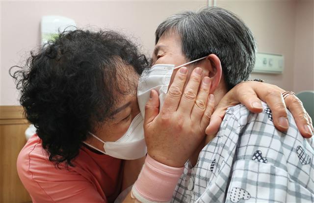 신종 코로나바이러스 감염증(코로나19) 백신 접종자에 대해 요양병원 및 요양시설 대면 면회가 허용된 1일 오후 대전 유성구 브레인재활요양병원에서 입원환자의 딸이 어머니를 안고 눈물을 흘리고 있다. 2021.6.1 뉴스1