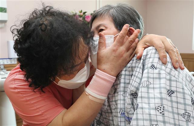 신종 코로나바이러스 감염증(코로나19) 백신 접종자에 대해 요양병원 및 요양시설 대면 면회가 허용된 1일 오후 대전 유성구 브레인재활요양병원에서 입원환자의 딸이 어머니를 안고 눈물을 흘리고 있다. 2021.6.1 뉴스1