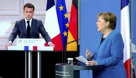 앙겔라 메르켈(오른쪽) 독일 총리가 31일(현지시간) 에마뉘엘 마크롱 프랑스 대통령과 화상 정상회담을 하고 있다. 베를린 AP 연합뉴스