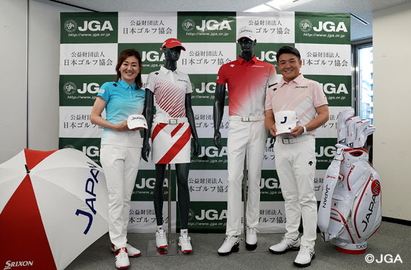 일본골프협회가 지난달 31일 공개한 도쿄올림픽 골프 일본대표팀 유니폼. 45도 방향의 붉은색 줄무늬가 태평양전쟁 때 일본군이 사용했던 욱일기를 연상시킨다는 지적이 나오고 있다. 일본골프협회 홈페이지