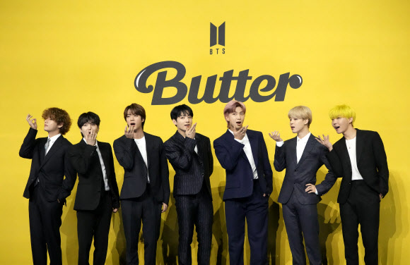 BTS  그룹 방탄소년단(BTS)이 2021년 5월 21일 서울에서 신곡 ‘버터’를 소개하는 기자회견에 앞서 포즈를 취하고 있다.<br>AP 연합뉴스