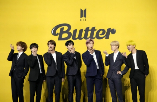 그룹 방탄소년단(BTS)이 2021년 5월 21일 서울에서 신곡 ‘버터’를 소개하는 기자회견에 앞서 포즈를 취하고 있다.<br>AP 연합뉴스