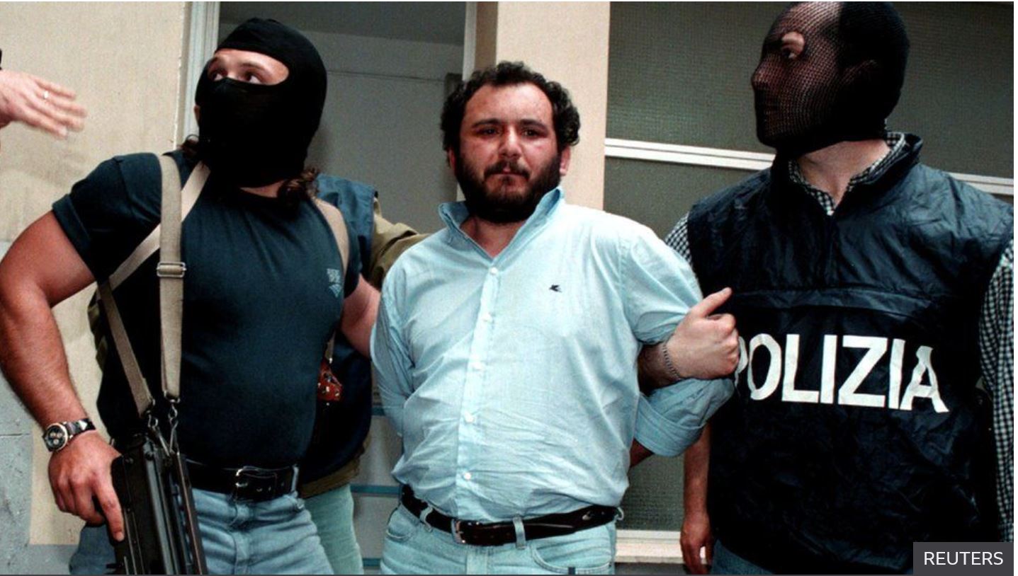 지난 1996년 5월 21일(현지시간) 이탈리아 팔레르모 경찰에 검거돼 경찰서를 나와 교도소로 향하는 시칠리아 마피아 보스 지오반니 브루스카의 모습. 로이터 자료사진 연합뉴스 