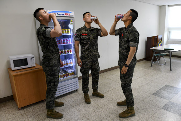 국방부가 여름을 맞아 이번 달부터 병영생활관에 음료수 냉장고를 보급하고 있다고 2일 밝혔다. 사진은 음료수 냉장고 이용하는 해병대1사단 장병. 2021.6.2 국방부 제공