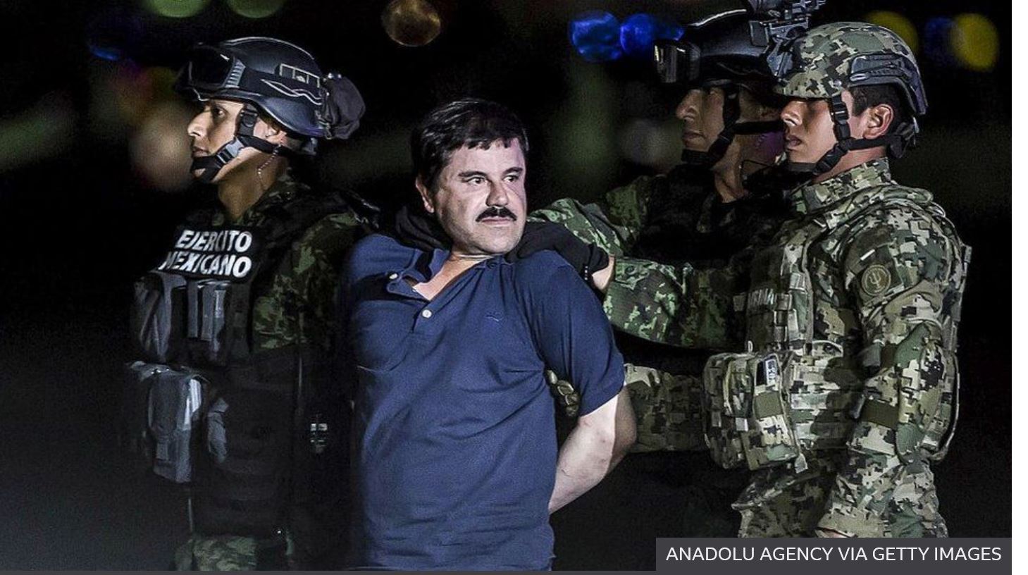 멕시코의 마약왕 호아킨 구스만 로에라가 2015년 탈옥하려다 미수에 그친 뒤 이듬해 1월 8일 멕시코시티 엘 알티플라노의 중무장 교도소로 이감되고 있다. 　게티이미지 자료사진