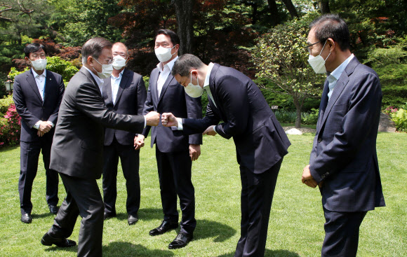 문재인 대통령이 2일 청와대 상춘재에서 4대 그룹 대표 초청 간담회에 앞서 구광모 LG 그룹 회장 등 참석자와 인사하고 있다. 2021.6.2  도준석 기자 pado@seoul.co.kr