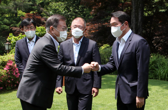 문재인 대통령이 2일 청와대 상춘재에서 4대 그룹 대표 초청 간담회에 앞서 최태원 SK 그룹 회장 등 참석자와 인사하고 있다. 2021.6.2  연합뉴스