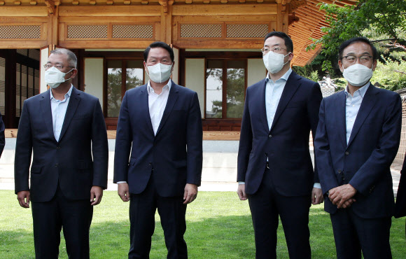 2일 청와대 상춘재에서 정의선 현대자동차그룹 회장(왼쪽부터), 최태원 SK 그룹 회장, 구광모 LG 그룹 회장, 김기남 삼성전자 부회장 등 4대 그룹 대표가 문재인 대통령과의  간담회를 위해 참석해 있다. 2021.6.2  연합뉴스