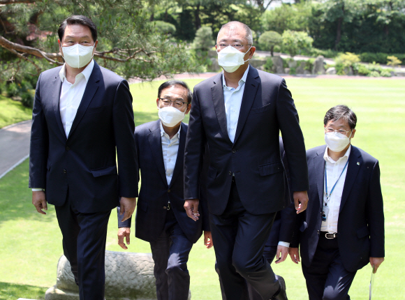 문재인 대통령이 2일 오후 청와대 상춘재에서 4대 그룹 대표와 오찬을 하기 위해 이동하고 있다.  최태원 대한상공회의소 회장 겸 SK그룹 회장, 정의선 현대자동차그룹 회장, 구광모 LG그룹 회장, 김기남 삼성전자 부회장이 참석했다. 2021. 6. 2  도준석 기자 pado@seoul.co.kr