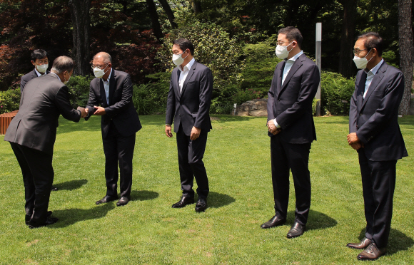 문재인 대통령이 2일 오후 청와대 상춘재에서 4대 그룹 대표와 오찬을 겸한 간담회에 참석하며 정의선 현대자동차그룹 회장과 인사하고 있다. 뒷줄 왼쪽 두 번째 부터 정 회장, 최태원 대한상공회의소 회장 겸 SK그룹 회장, 구광모 LG그룹 회장, 김기남 삼성전자 부회장. 2021. 6. 2  도준석 기자 pado@seoul.co.kr