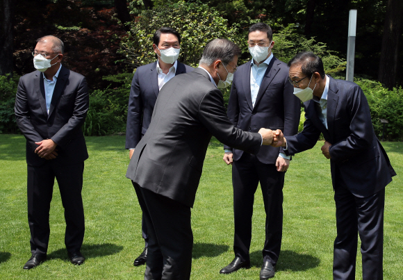 문재인 대통령이 2일 오후 청와대 상춘재에서 4대 그룹 대표와 오찬을 겸한 간담회에 참석하며 김기남 삼성전자 부회장과 인사하고 있다. 뒷줄 왼쪽부터 정의선 현대자동차그룹 회장, 최태원 대한상공회의소 회장 겸 SK그룹 회장, 구광모 LG그룹 회장, 김 부회장. 2021. 6. 2  도준석 기자 pado@seoul.co.kr