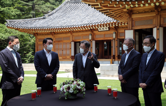 문재인 대통령이 2일 오후 청와대 상춘재에서 4대 그룹 대표와 오찬을 겸한 간담회 앞서 환담을 나누고 있다. 왼쪽부터 구광모 LG그룹 회장, 최태원 대한상공회의소 회장 겸 SK그룹 회장, 문 대통령, 정의선 현대자동차그룹 회장, 김기남 삼성전자 부회장. 2021. 6. 2  도준석 기자 pado@seoul.co.kr