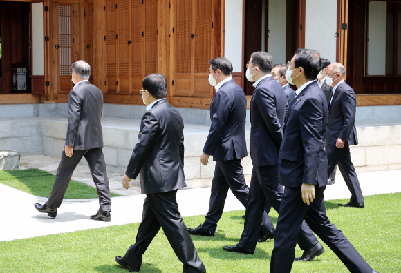 문재인 대통령이 2일 오후 청와대 상춘재에서 4대 그룹 대표와 오찬을 하기 위해 이동하고 있다.  최태원 대한상공회의소 회장 겸 SK그룹 회장, 정의선 현대자동차그룹 회장, 구광모 LG그룹 회장, 김기남 삼성전자 부회장이 참석했다. 2021. 6. 2  도준석 기자 pado@seoul.co.kr