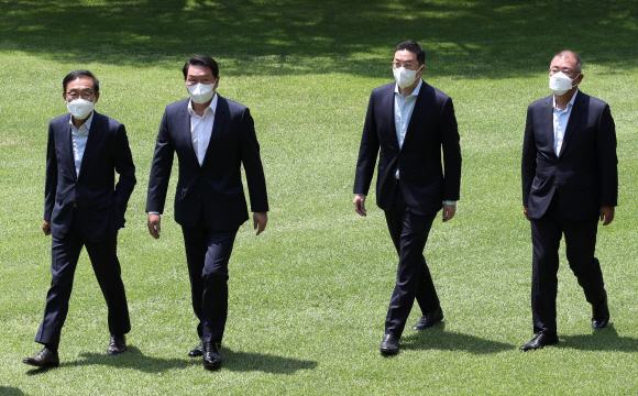 김기남 삼성전자 부회장, 최태원 대한상공회의소 회장 겸 SK그룹 회장, 구광모 LG그룹 회장, 정의선 현대자동차그룹 회장(왼쪽부터) 등 4대 그룹 대표가 2일 문재인 대통령이 청와대 상춘재에 마련한 오찬을 겸한 간담회에 참석하고 있다. 2021. 6. 2  도준석 기자 pado@seoul.co.kr