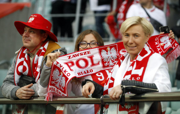 1일(현지시간) 폴란드 보로츠와프의 미에이스키 스타디움에서 열린 폴란드와 러시아의 친선경기에서 폴란드 축구팬들이 열띤 응원을 펴리고 있다. 로이터 연합뉴스