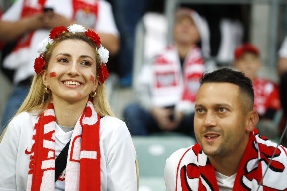 1일(현지시간) 폴란드 보로츠와프의 미에이스키 스타디움에서 열린 폴란드와 러시아의 친선경기에서 폴란드 축구팬이 꽃화관을 쓰고 응원을 하고 있다. 로이터 연합뉴스