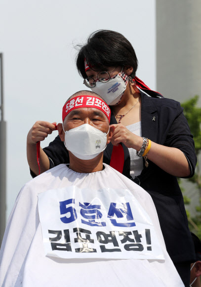 더불어민주당 김포시(갑) 김주영 의원이 2일 오후 세종시 정부세종청사 국토교통부 앞에서 열린 ‘GTX-D 원안사수!’ 김포-하남 노선 반영과 서울 5호선 김포 연장을 촉구하는 집회에서 삭발하고 있다. 2021.6.2  연합뉴스