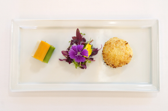 문재인 대통령이 2일 오후 청와대 상춘재에서 4대 그룹 대표와 오찬을 겸한 간담회를 가졌다. 사진은 오찬 메뉴인 크랩 케이크. 2021.6.2  청와대 제공