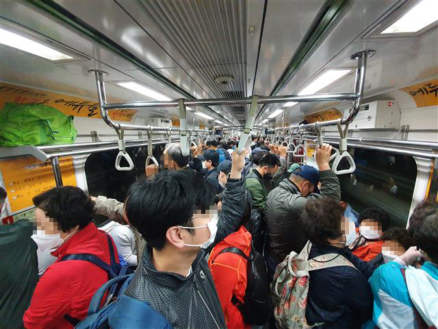 지난 4월 29일 정모씨가 탄 서울 군자역 지하철 내부. 새벽 첫차인데도 출근하는 승객들로 객차 내부가 발 디딜 틈 없이 혼잡하다.