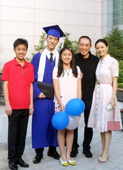 장이머우 감독이 부인 천팅, 세 자녀와 함께 찍은 가족 사진.