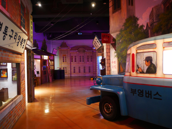 향촌문화관에서는 대구에서 처음 운행됐던 부영버스 조형물을 만날 수 있다. 이우석 제공
