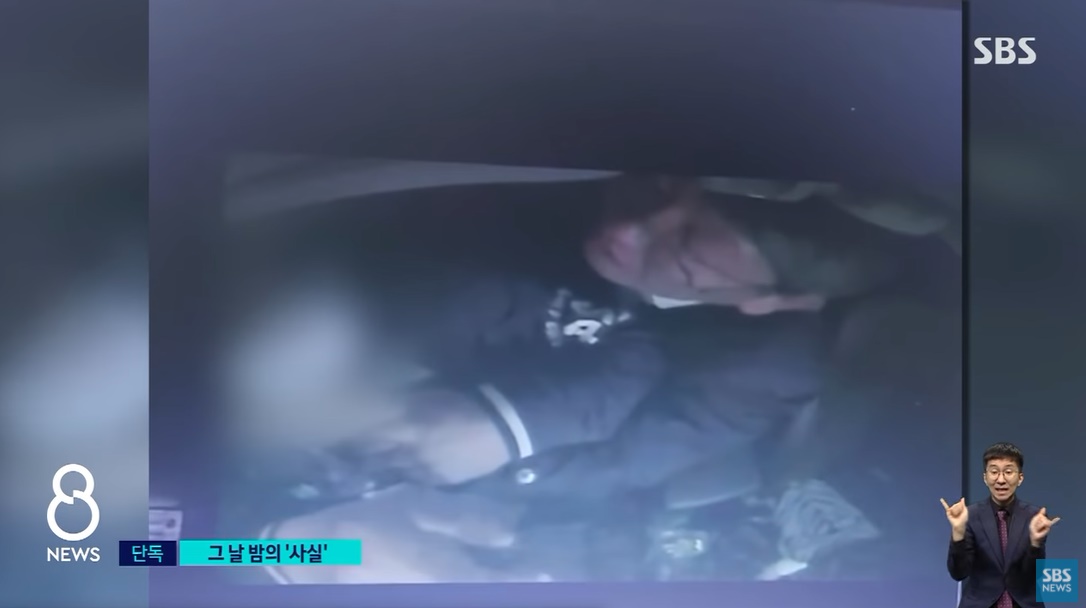 이용구(오른쪽) 법무부 차관이 지난해 11월 6일 밤 술에 취해 운전석에 앉은 택시기사의 멱살을 잡는 장면이 녹화된 택시 블랙박스 영상.<br>SBS 뉴스 캡처