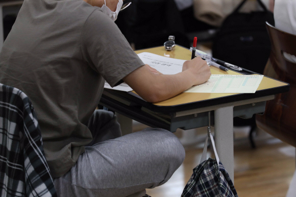 문·이과 통합 체제로 시행되는 2022학년도 대학수학능력시험의 첫 모의평가가 실시된 3일 서울 영등포구 여의도여자고등학교에서 학생들이 OMR카드를 작성하고 있다. 2021. 6. 3 정연호 기자 tpgod@seoul.co.kr