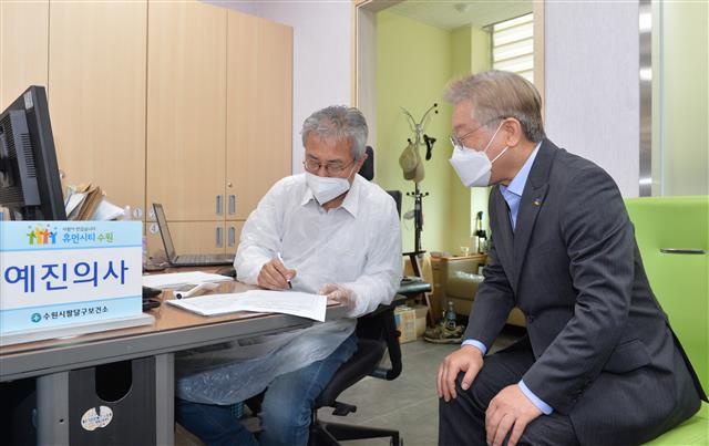 이재명 경기도지사가 3일 오전 경기도 수원시 팔달구 보건소에서 아스트라제네카(AZ)사의 신종 코로나바이러스 감염증(코로나19) 백신 접종 전 예진을 받고 있다. 2021.6.3. 뉴스1