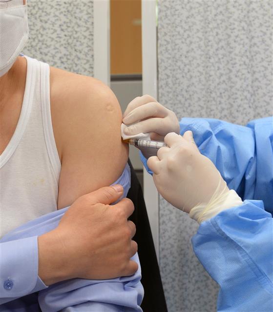 이재명 경기도지사가 3일 오전 경기도 수원시 팔달구 보건소에서 아스트라제네카(AZ)사의 신종 코로나바이러스 감염증(코로나19) 백신을 접종하고 있다. 2021.6.3 뉴스1