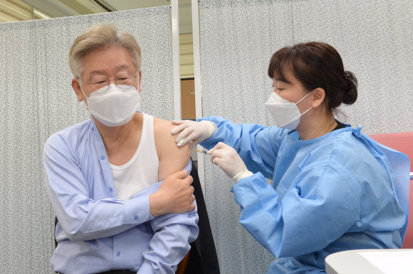 이재명 경기도지사가 3일 오전 경기도 수원시 팔달구 보건소에서 아스트라제네카(AZ)사의 신종 코로나바이러스 감염증(코로나19) 백신을 맞고 있다. 2021.6.3  경기사진공동취재단