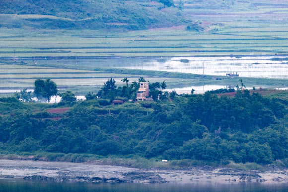 3일 경기도 파주시 오두산 통일전망대에서 바라본 북한 황해북도 개풍군 일대가 흐릿하다. 앞서 동남아 지역을 순방 중인 웬디 셔먼 미국 국무부 부장관은 미국 정부가 북한과 대화할 준비가 돼 있다고 밝혔다. 2021.6.3  연합뉴스