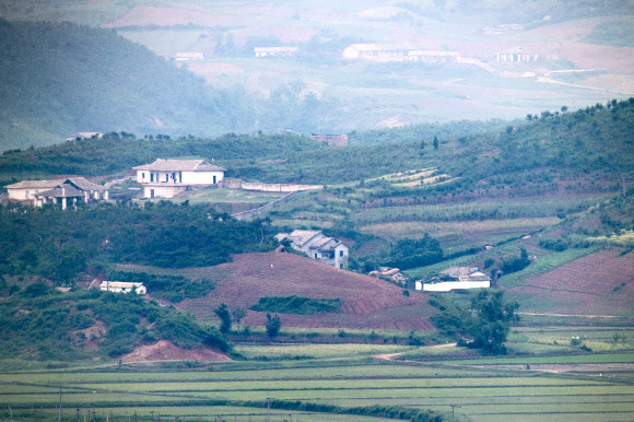 3일 경기도 파주시 오두산 통일전망대에서 바라본 북한 황해북도 개풍군 일대가 흐릿하다. 앞서 동남아 지역을 순방 중인 웬디 셔먼 미국 국무부 부장관은 미국 정부가 북한과 대화할 준비가 돼 있다고 밝혔다. 2021.6.3  연합뉴스