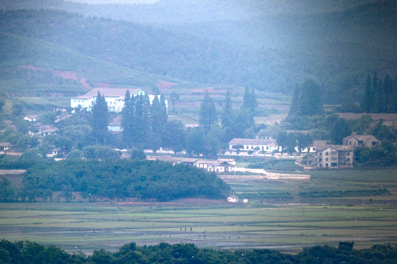 3일 경기도 파주시 오두산 통일전망대에서 바라본 북한 황해북도 개풍군 일대가 흐릿하다. 앞서 동남아 지역을 순방 중인 웬디 셔먼 미국 국무부 부장관은 미국 정부가 북한과 대화할 준비가 돼 있다고 밝혔다. 2021.6.3  연합뉴스