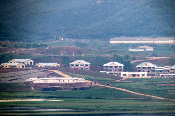 3일 경기도 파주시 오두산 통일전망대에서 바라본 북한 황해북도 개풍군 일대가 흐릿하다. 앞서 동남아 지역을 순방 중인 웬디 셔먼 미국 국무부 부장관은 미국 정부가 북한과 대화할 준비가 돼 있다고 밝혔다. 2021.6.3  연합뉴스