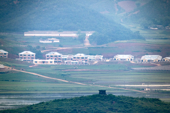 3일 경기도 파주시 오두산 통일전망대에서 바라본 북한 황해북도 개풍군 일대가 흐릿하다. 앞서 동남아 지역을 순방 중인 웬디 셔먼 미국 국무부 부장관은 미국 정부가 북한과 대화할 준비가 돼 있다고 밝혔다. 2021.6.3  연합뉴스