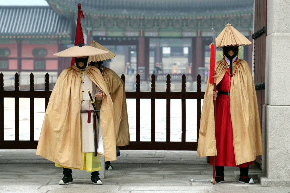 전통 비옷인 도롱이를 입은 궁궐 수문장이 비가 내린 3일 오후 경복궁 광화문에서 근무를 서고 있다. 2021.6.3  연합뉴스