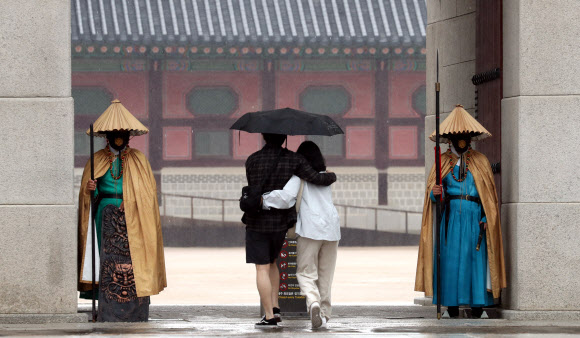 전통 비옷인 도롱이를 입은 궁궐 수문장이 비가 내린 3일 오후 경복궁 광화문에서 근무를 서고 있다. 2021.6.3  연합뉴스
