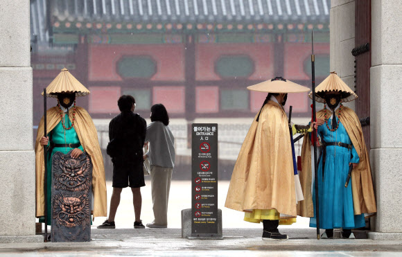 전통 비옷인 도롱이를 입은 궁궐 수문장이 비가 내린 3일 오후 경복궁 광화문에서 근무를 서고 있다. 2021.6.3  연합뉴스