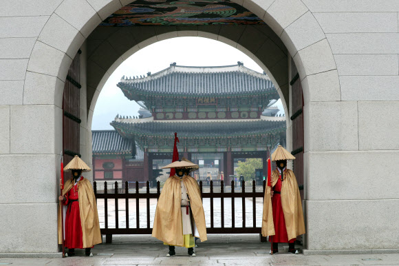 전통 비옷인 도롱이를 입은 궁궐 수문장이 비가 내린 3일 오후 경복궁 광화문에서 근무를 서고 있다. 2021.6.3  연합뉴스