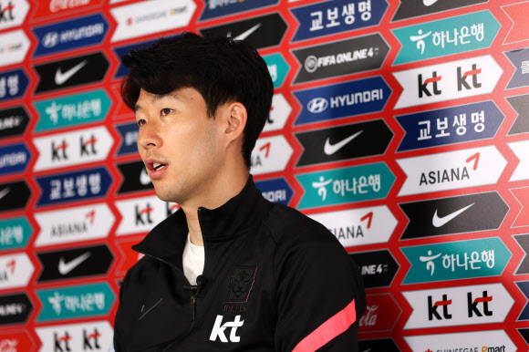 2022 카타르 월드컵 아시아 지역 2차 예선에 나서는 대한민국 축구대표팀 손흥민이 3일 경기도 파주트레이닝센터(NFC)에서 인터뷰를 하고 있다. 2021.6.3  대한축구협회 제공