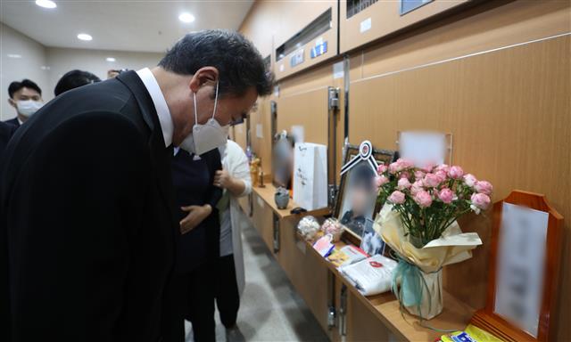 이낙연 전 더불어민주당 대표가 3일 오후 성추행 피해 신고 뒤 극단적인 선택을 한 공군 여성 부사관의 시신이 안치된 경기도 성남시 분당구 국군수도병원 장례식장 영안실을 찾아 조문하고 있다. 2021.6.3 뉴스1