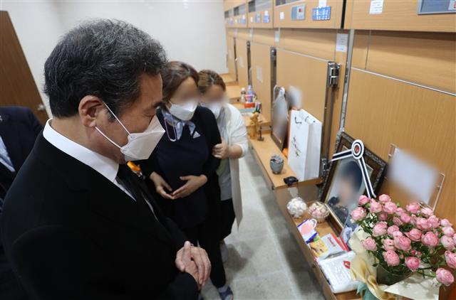 이낙연 전 더불어민주당 대표가 3일 오후 성추행 피해 신고 뒤 극단적인 선택을 한 공군 여성 부사관의 시신이 안치된 경기도 성남시 분당구 국군수도병원 장례식장 영안실을 찾아 조문하고 있다. 2021.6.3 뉴스1