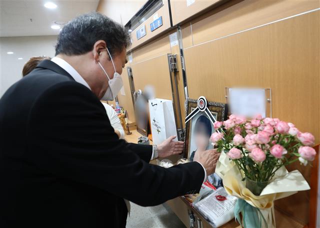 이낙연 전 더불어민주당 대표가 3일 오후 성추행 피해 신고 뒤 극단적인 선택을 한 공군 여성 부사관의 시신이 안치된 경기도 성남시 분당구 국군수도병원 장례식장 영안실을 찾아 조문하고 있다. 2021.6.3 뉴스1