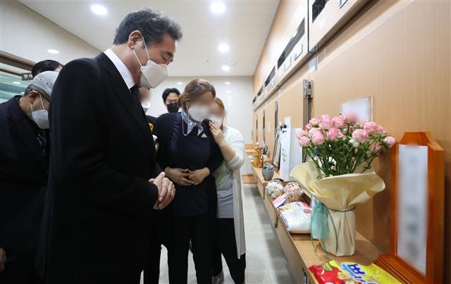 이낙연 전 더불어민주당 대표가 3일 오후 성추행 피해 신고 뒤 극단적인 선택을 한 공군 여성 부사관의 시신이 안치된 경기도 성남시 분당구 국군수도병원 장례식장 영안실을 찾아 조문하고 있다. 2021.6.3 뉴스1
