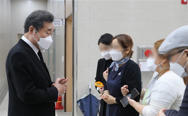이낙연 전 더불어민주당 대표가 3일 오후 경기도 성남시 분당구 국군수도병원 장례식장 접견실에서 성추행 피해 신고 후 극단적 선택을 한 공군 여성 부사관의 유가족들과 이야기를 나누고 있다. 2021.6.3 뉴스1