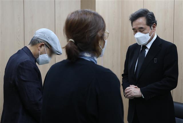 이낙연 전 더불어민주당 대표가 3일 오후 경기도 성남시 분당구 국군수도병원 장례식장 접견실에서 성추행 피해 신고 후 극단적 선택을 한 공군 여성 부사관의 유가족들과 이야기를 나누고 있다. 2021.6.3 뉴스1