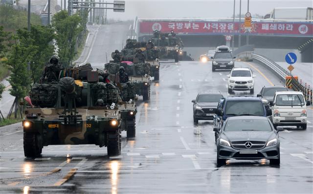 해병대 1사단 K-55 A1 자주포 부대가 3일 사격 국민권익위원회 등에서 실시하는 소음 측정을 받기 위해 남구에 장기면에 있는 사격장으로 이동하고 있다. 소음 측정은 지난해 2월부터 미 아파치 헬기 부대가 남구 장기면 수성사격장에서 사격 훈련을 실시하자 주민들이 소음과 진동으로 심각한 피해를 입고 있다며 권익위에 민원을 제기했다. 소음 측정은 7월 9일까지 수성사격장 등을 이용하는 미 아파치 헬기부대 및 해병대 전차부대, K-55 A1자주포 등이 대상이다.2021.6.3 뉴스1